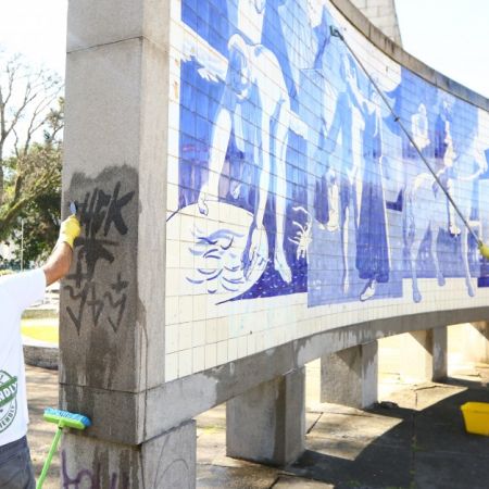 Curitiba registra 140 casos de pichação e faz despiche em praça